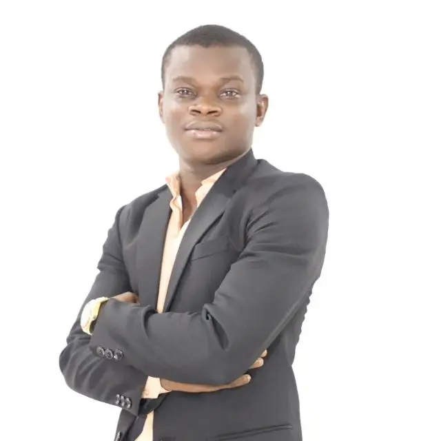 Arvigne N’GUESSAN en tenue professionnelle